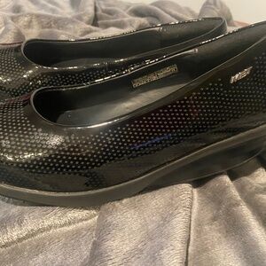 MBT HANI BLACK PATENT LEATHER SHOES SIZE 37 (6-6 1/2)
